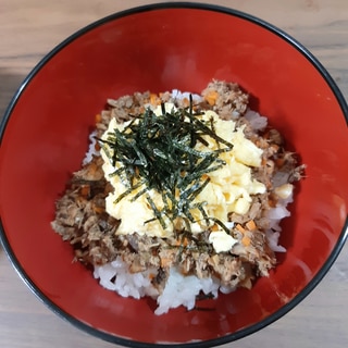 ふわふわ卵のサバそぼろ丼